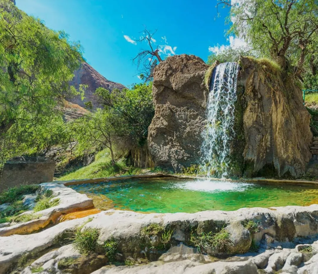 Catarata y poza de agua turquesa en Churín