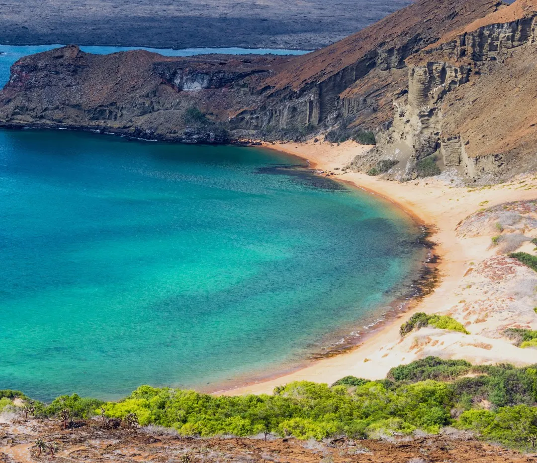 Bahía de aguas turquesas rodeada de cerros volcánicos