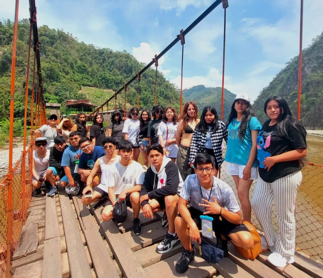 Alumnos en un puente colgante de la Selva Central